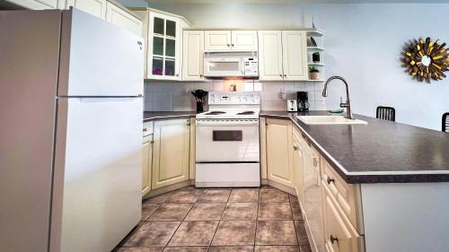 East Kootenay Apartment | Mountain View Suites by StayIn