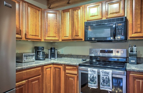 Glens of Ironduff Cabin | Mountain-View Cabin w/Hot Tub, Fire Pit & Games + Biltmore Pass