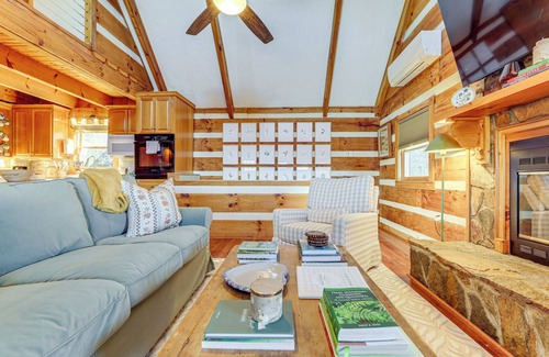 Clyde Cabin | Mountain View Cabin w/Hot Tub: 27 Mi to Asheville