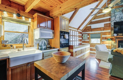 Clyde Cabin | Mountain View Cabin w/Hot Tub: 27 Mi to Asheville