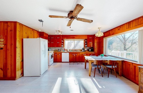 Franklin House | Mountain view cabin with fireplace, washer/dryer, & firepit