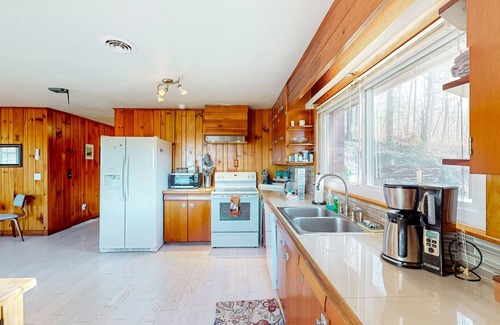Franklin House | Mountain view cabin with fireplace, washer/dryer, & firepit