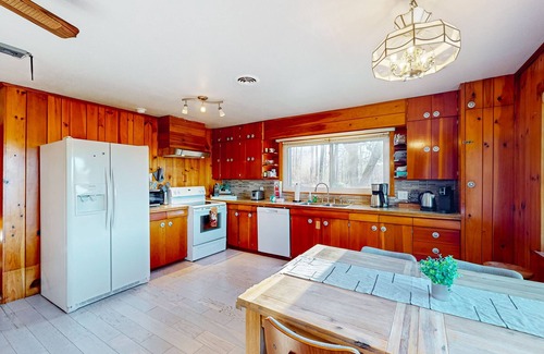 Franklin House | Mountain view cabin with fireplace, washer/dryer, & firepit