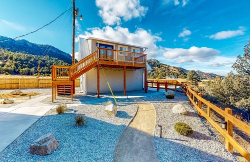 Salida House | Mountain-View Cabin with Arkansas River Access - Firepit, Dog-Friendly
