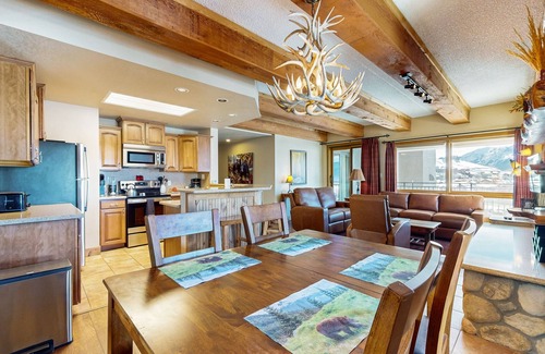 Crested Butte Condo | Mountain view condo with fireplace & W/D and access to shared hot tub