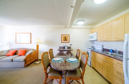 Diamond Head - Kapahulu - St. Louis Condo | Mountain View Condo, Near Beach + Free Parking!