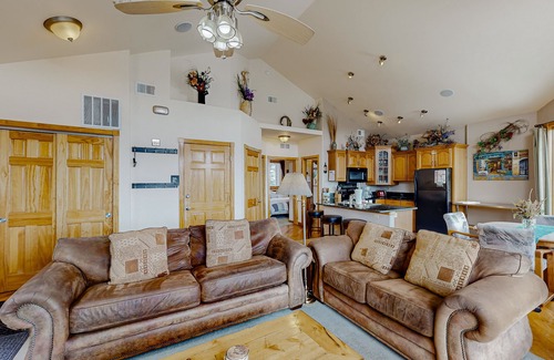 Estes Park Condo | Mountain-view condo with private hot tub, balcony, pool, fireplace, streaming