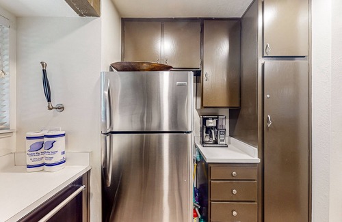 Lakeshore Condo | Mountain-view condo with 2 decks, washer/dryer, & shared pool/hot tub