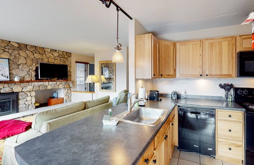 Warren Apartment | Mountain-view condo with fireplace, 3 pools, hot tub, tennis & gym - near skiing