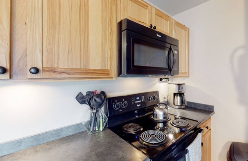 Warren Apartment | Mountain-view condo with fireplace, 3 pools, hot tub, tennis & gym - near skiing