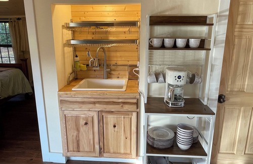 Clyde House | Mountain View Creekside Haven - pet friendly