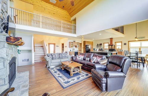 Fleetwood Cabin | Mountain-View Deck: Group Getaway in Fleetwood