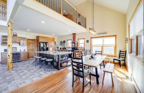 Fleetwood Cabin | Mountain-View Deck: Group Getaway in Fleetwood