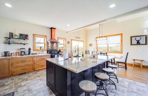 Fleetwood Cabin | Mountain-View Deck: Group Getaway in Fleetwood