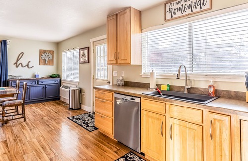 Dayton House | Mountain view escape with washer/dryer - walk to lake & beach