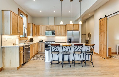 Fraser Condo | Mountain-View Fraser Condo w/Balcony + Hot Tub!