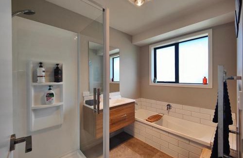 Te Anau House | Mountain View Getaway