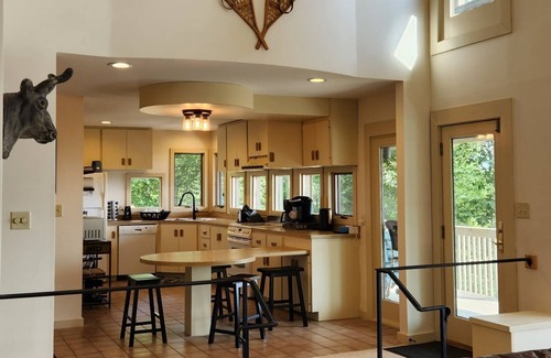 Wolf Laurel Cabin | Mountain View Getaway