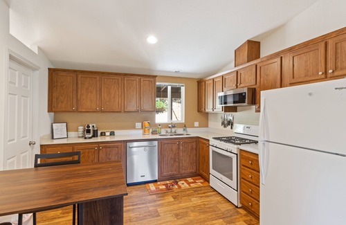 Oakhurst House | Mountain View Hideaway: Hot Tub, Near Yosemite & Bass Lake, Mountain View