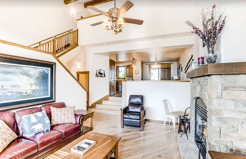 Bear Crossing House | Mountain view home with private hot tub, fireplace, WiFi, and washer/dryer
