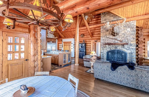 Franklin House | Mountain-view log home with hot tub, firepits, pool table & air hockey