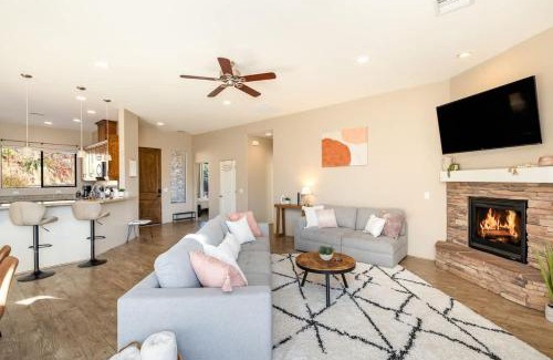 Uptown Sedona House | Mountain View Lookout-Uptown Walkable Red Rock Views