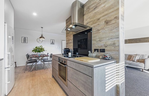 Stoke House | Mountain View - Nelson Holiday Home