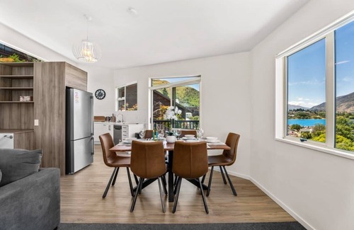 Frankton House | Mountain View Paradise 3 Bedroom House, Lake Views