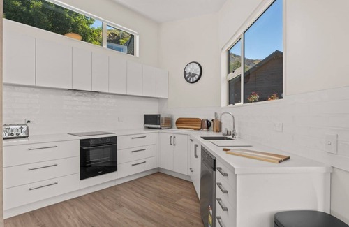 Frankton House | Mountain View Paradise 3 Bedroom House, Lake Views