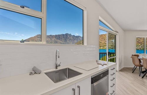 Frankton House | Mountain View Paradise 3 Bedroom House, Lake Views