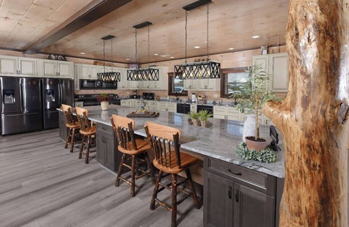 Sevierville Cabin | Mountain View, Private Pool, Theater Room, Hot Tub, & more! - Big Forest Lodge