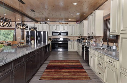 Sevierville Cabin | Mountain View, Private Pool, Theater Room, Hot Tub, & more! - Big Forest Lodge