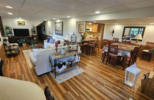 Sylva Cabin | Mountain View Retreat/2BR Log Home Apt w/Private Dining Deck & BBQ/Massage