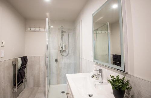Frankton Apartment | Mountain View Retreat