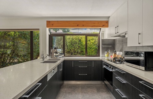 Wanaka House | Mountain View Retreat - Wanaka Holiday Home