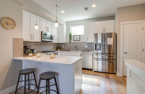West Colfax Apartment | Mountain-view Rooftop Deck: Denver Townhome