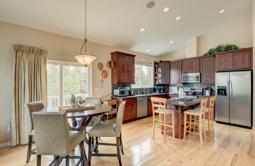 Mountain View Estates House | Mountain-View Eden | Spacious Balcony & Fireplaces | Minutes to Lake