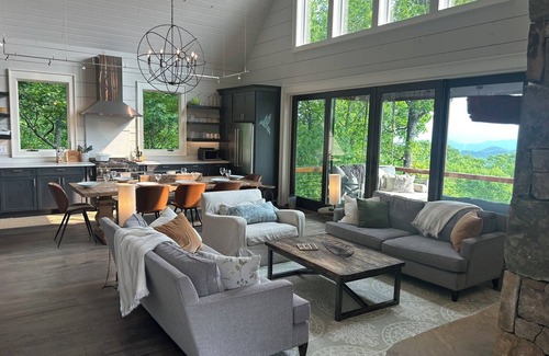 Glenville House | Mountain views, 2 king rooms, ping pong, bunk room, office, hi-speed internet