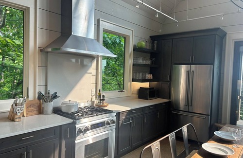 Glenville House | Mountain views, 2 king rooms, ping pong, bunk room, office, hi-speed internet