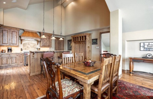 Avon House | Mountain Views!2BD Penthouse w/Pool, Hot Tub, A/C