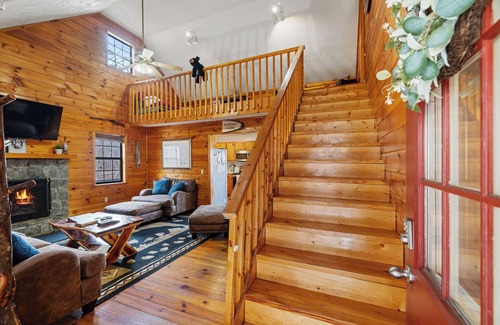 Young Harris Cabin | Mountain Views, 3 king beds, ready for Multi Couples get away! Fido too!