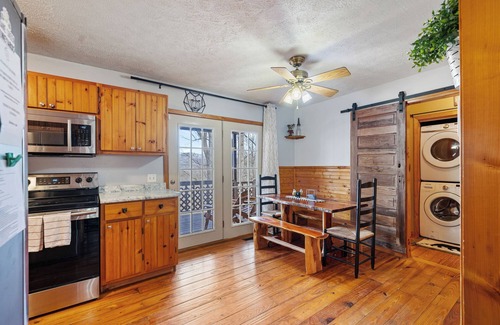 Young Harris Cabin | Mountain Views, 3 king beds, ready for Multi Couples get away! Fido too!
