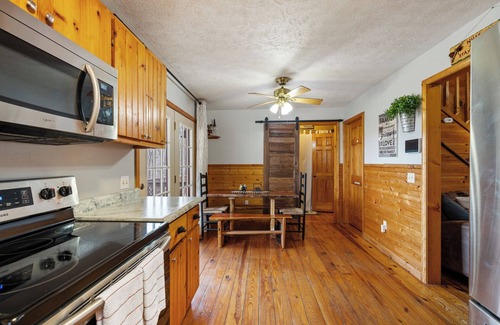 Young Harris Cabin | Mountain Views, 3 king beds, ready for Multi Couples get away! Fido too!