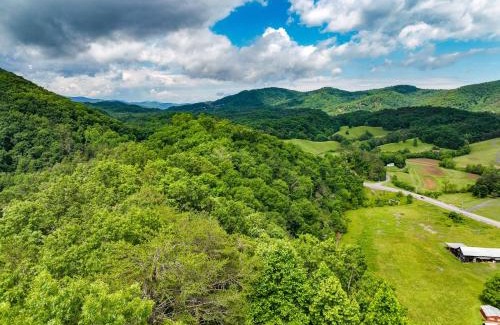 Caton Apartment | Mountain Views at Dolly's Castle Unit 5