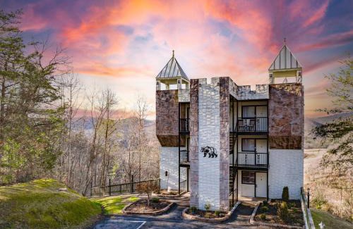 Caton Apartment | Mountain Views at Dolly's Castle Unit 5
