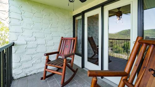 Caton Apartment | Mountain Views at Dolly's Castle Unit 5