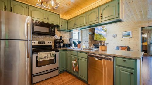 Caton Apartment | Mountain Views at Dolly's Castle Unit 5