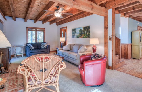 Lynn House | Mountain Views Hi Speed Internet Pet Friendly