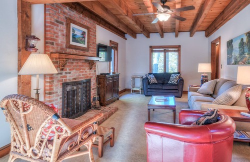 Lynn House | Mountain Views Hi Speed Internet Pet Friendly