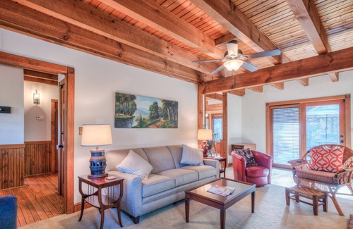 Lynn House | Mountain Views Hi Speed Internet Pet Friendly